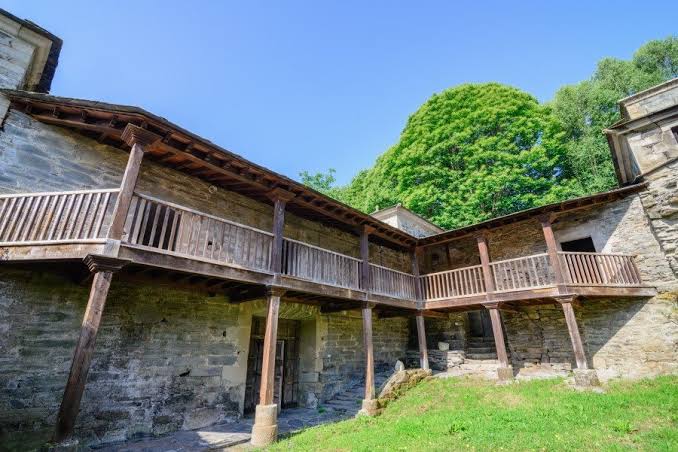 Palacio de Mon, patio y arquitectura tradicional de San Martín de Oscos